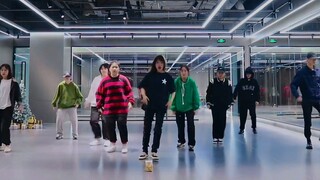 ทริปวันเดียวสู่ห้องฝึกซ้อมถิ่นทุรกันดาร! คัฟเวอร์ "Universe (Let's Play Ball)" ของ NCT U ที่ฟื้นฟูต้
