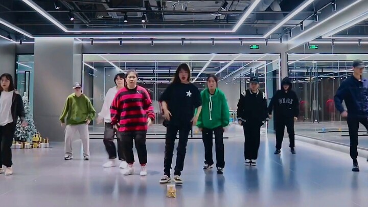 ทริปวันเดียวสู่ห้องฝึกซ้อมถิ่นทุรกันดาร! คัฟเวอร์ "Universe (Let's Play Ball)" ของ NCT U ที่ฟื้นฟูต้