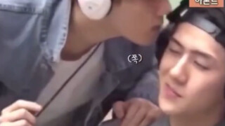 [EXO] Các thành viên lần lượt hôn Sehun! Baekhyun hôn Junmyeon, Dudu: Đừng có giỡn mặt với tôi...