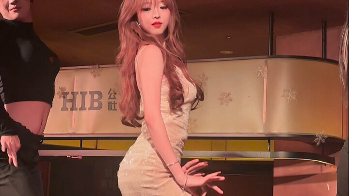 Thật sự mang giày cao gót nhảy trên bàn nơi bạn đang uống rượu – phiên bản hibhub cộng đồng với váy 