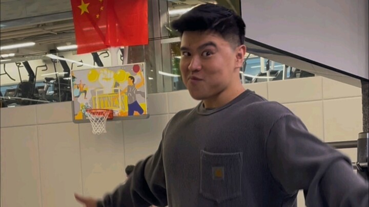 كتف مرتفع وآخر منخفض ولا تعرف كيف تُحسّنه؟ تعلّم هذه الحِيل الثلاث من "لاو باو" وستحل المشكلة!