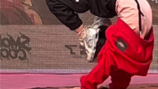 The little girl danced a set of street dance. This is too exaggerated.