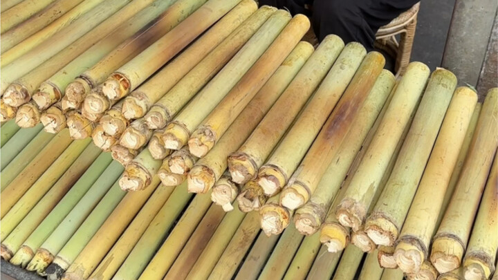 أكلة أرز البامبو التي يحبها تشو باجي هي في الأصل طبق خاص بعشيرة داي… صاحب الكشك من أهلنا لطيف جدًا!