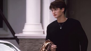 F3 terlihat bagus mengenakan sweter hitam. Pakaian hitam sangat cocok untuk pria tampan.