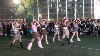 Sân khấu giải trí nội bộ tại sân chơi trường đại học với gấu bông siêu hỗ trợ và tràn đầy sức sống