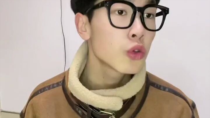 ไม่ให้นั่งโต๊ะเดียวกันเหรอ? ไม่มีทาง! การแยกนั่งคนละโต๊ะก็เพราะมีคนเยอะ และไม่มีโต๊ะใหญ่ขนาดนั้น!