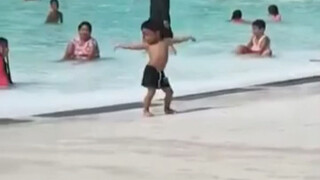 A Filipino boy heard BLACKPINK's song in the swimming pool and immediately started dancing to the rh