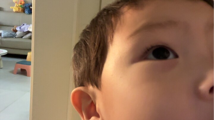 Mom and Kid’s Daily Life: Bug-Swatting Fun 🐛