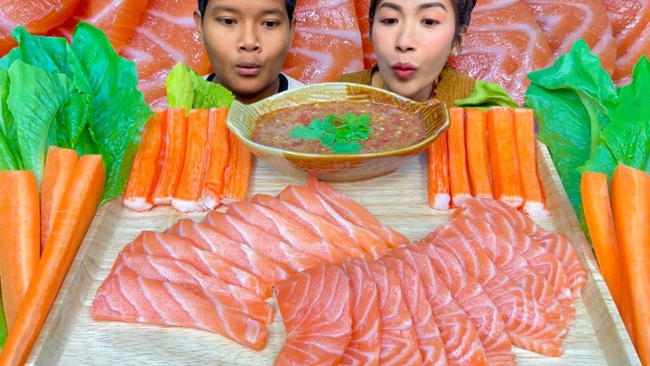 ซาซิมิแซลมอน กินกับน้ำจิ้มซีฟู้ด ห่อสาหร่ายคำโตๆ