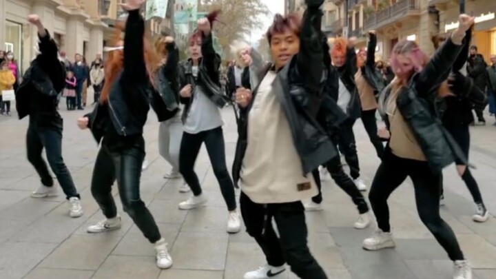 ไฟลุกแล้ว! คณะเต้นรำ EST จากสเปนแสดงเพลง "JIKJIN" ของวง TREASURE แบบคัฟเวอร์บนท้องถนน ซึ่งเป็นการทำซ