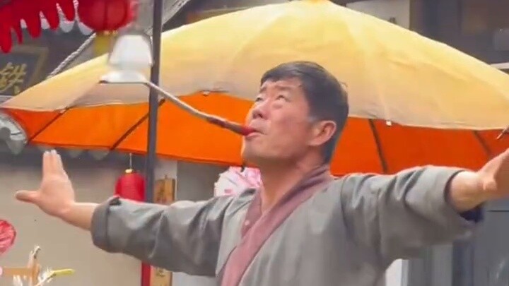 Holy shit... No wonder people in ancient times would have their wallets stolen when watching acrobat