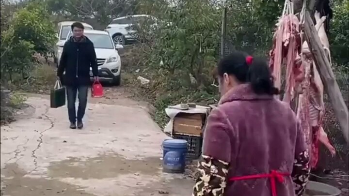 The girl’s blind-date partner came over for a visit, and her mother even slaughtered a pig to entert