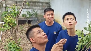 消防员小哥吃酸枣面不改色，为套路队友下了狠功夫