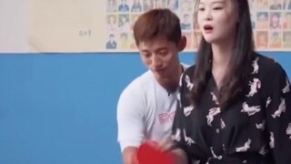 运动天赋：男乒世界冠军张继科教女排世界冠军惠若琪打球！