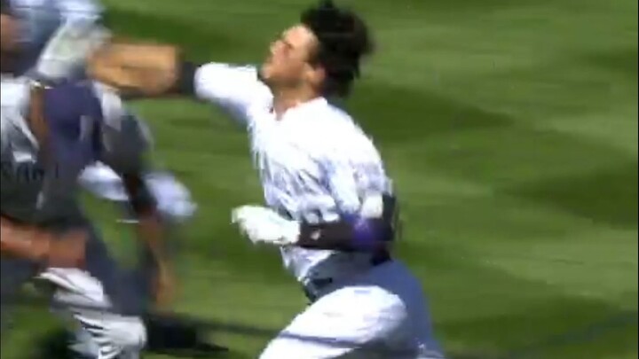 يلعب البيسبول