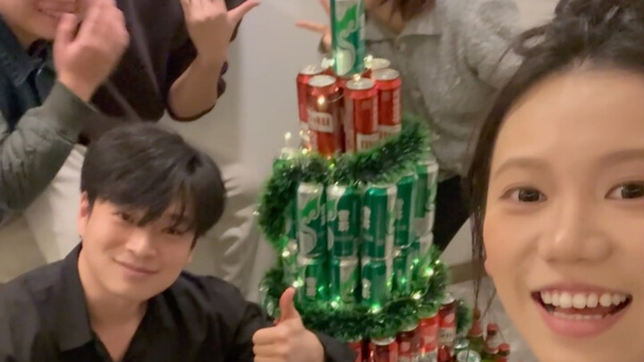 Isn’t… setting up a Christmas tree that hard?!