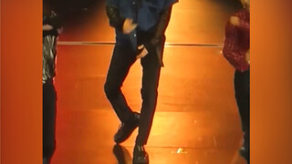 [Park Chan-yeol] Looking at it from this angle really makes my legs dizzy.