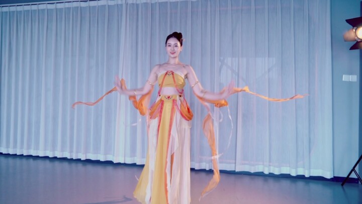 Classical dance/Beauty Guan Yun thinks of clothes and flowers thinks of beauty Spring breeze blows o