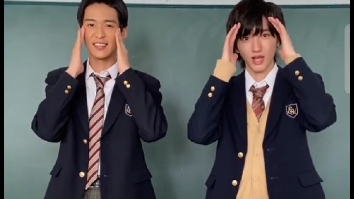[รักแรกที่หายไป] มีมและมีฉีแสดงท่าเต้นมือในเพลงไตเติ้ล "First Love" ซึ่งเป็นเพลงเปิดตัวของน้องชายด้ว