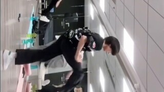 Xianglin kneels to his partner n.0 (after 32 seconds)