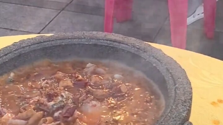 Now this is what you call stone-pot fish—no cooking required; it’s all done by the heat of the stone