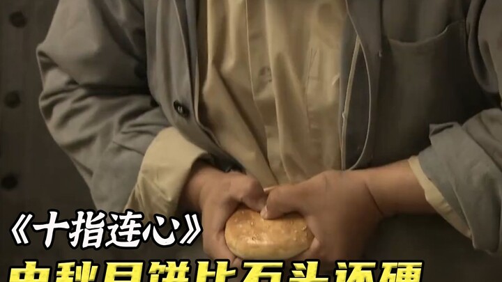 The crooked department head handed out Mid-Autumn Festival mooncakes. When a worker touched one, he 