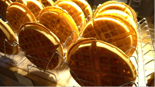 Nhà hàng waffle kem béo dâu, xoài, kem #amthuc #monngon