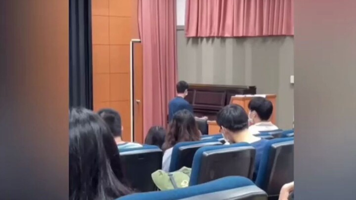 Lần đầu tiên nghe nói chơi đàn mà dễ thương thế.