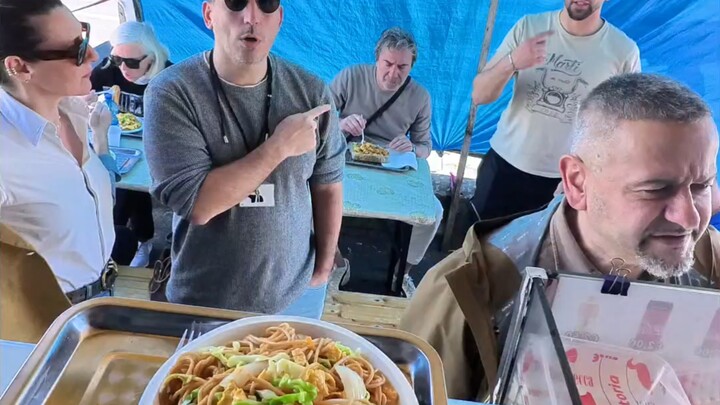 Setting up a stall to sell Chinese food in Italy—so busy I can’t stop! Spiritual shareholders, come 