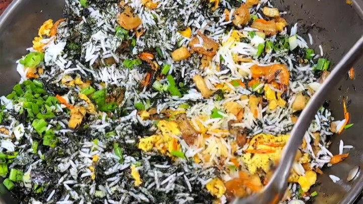 Third time recommending the seaweed fried rice my mom makes! Not greasy at all, perfectly fluffy, an