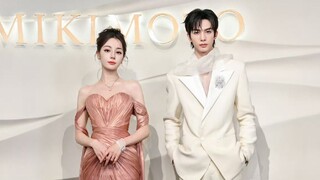 Reba dan Song Weilong mengambil foto grup! Reba hampir terjatuh dan cemberut dengan manisnya! Staf b