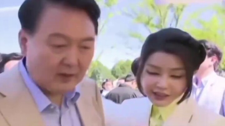 Một chiếc lông vũ nhẹ khác có thể khiến một người đàn ông phá vỡ phòng thủ của mình, chiến binh tình