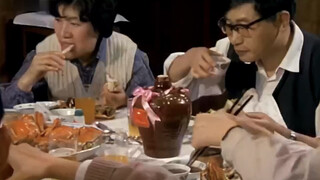 Gambaran nyata orang-orang kaya Shanghai menyantap kepiting berbulu pada tahun 1980-an, dipadukan de