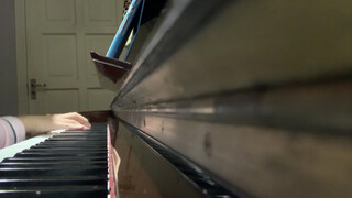 Seorang gadis membawakan lagu "なみだ" dengan piano