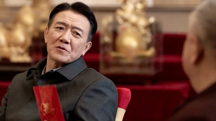 نجم التحقيق الجنائي يحضر مأدبة إمبراطور القرية: بينما يقدّم الجميع هدايا بعشرات الآلاف، يكتفي لاي لي