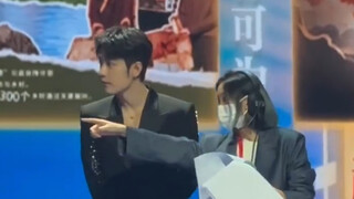 窝心！！！肖战台下认真准备口播，和肖战共赴网络视听盛宴！！！