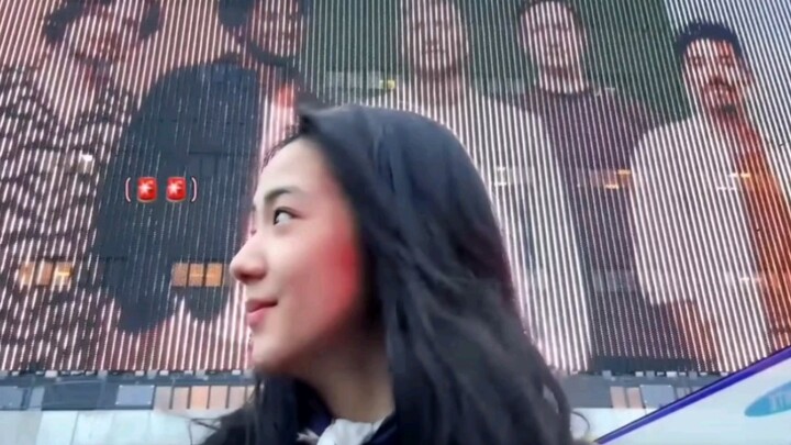 It was like a scene designed in a movie. When I turned around, I saw a large screen of support made 