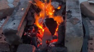 A simple blacksmith uses scrap steel bars to turn them into treasures and transforms them into high-