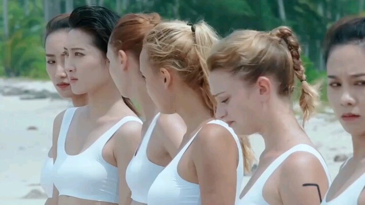 Narapidana perempuan terjebak di pulau terpencil; untuk bisa keluar, ia harus beradu sepak bola deng