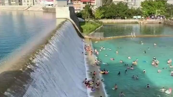 After turning a local reservoir into a swimming pool, Baise, Guangxi has opened it up for citizens t