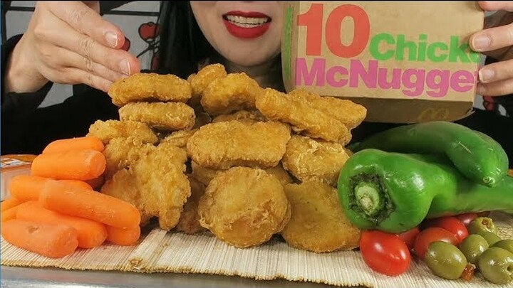 ASMR Mcdonals chicken Nuggets and green pepper,green olives,carrots,tomato