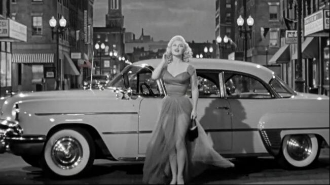 Сгенерированная Мерлин Монро вышла из машины - Ai-generated Marilyn Monroe got out of the car