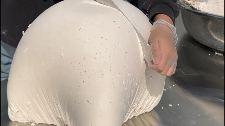 Akhirnya bisa mencicipi makanan yang sering dibahas di akun-akun pemasaran itu…