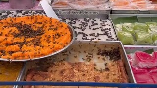 泰国奶奶的甜食摊位吸引了一群蜜蜂，它们想尝尝，我也想...