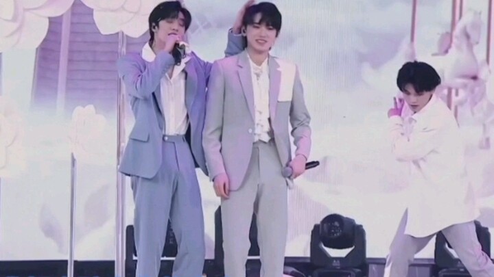 La la la la ~ I'm with you ~ Come and watch it a billion times!