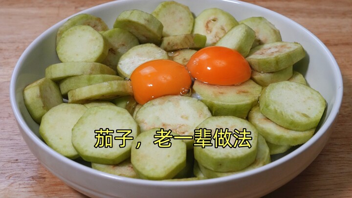 I’m all about this old-school way of cooking eggplant! No frying—just crack in two eggs. Once it’s d