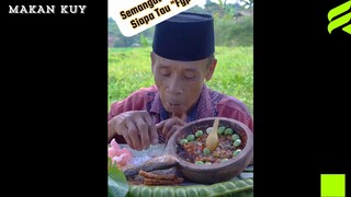Si Aki lagi mukbang
