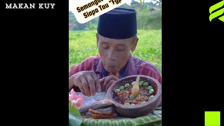 Si Aki lagi mukbang
