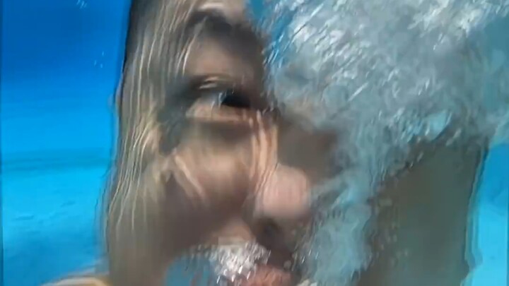 Sedang bikin keributan.