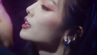 Điệu nhảy của chị ấy thật cuốn hút